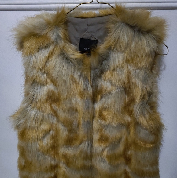 Faux Fur Vest - Picture 1 of 2